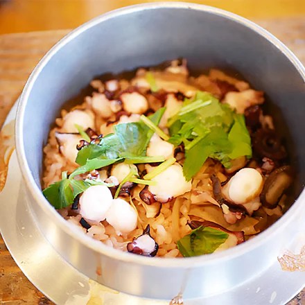 【横須賀】行列の名物「たこ釜飯」!60年続く老舗「海鮮料理 鴨鶴」で味わう地蛸の旨み